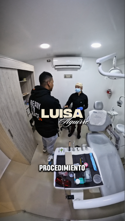 Daniel de espaldas conversa con una profesional en un consultorio dental, con el rótulo «PROCEDIMIENTO».